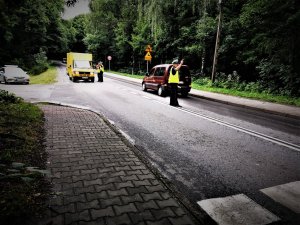 droga, ustawiające się po kolei samochody, policjanci dokonują pomiaru trzeźwości kierowców