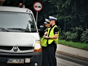 droga, ustawiające się po kolei samochody, policjanci dokonują pomiaru trzeźwości kierowców