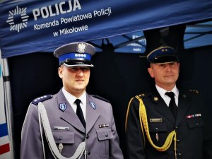 Zastępca Komendnata Powiatowego Policji w Mikołowie w towarzystwie Komendanta Państwowej Straży Pożarnej w Mikołowie. Oboje w mundurach galowych