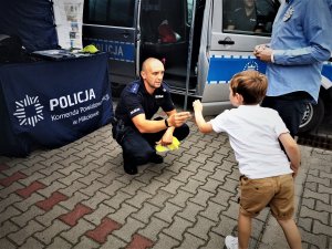policjant prewencji rozmawia z dzieckiem