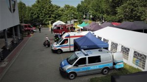 samochody służb: Policji, ratownictwa medydcznego oraz straży pożarnej