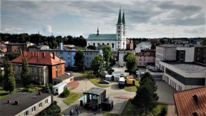 widok na panoramę centrum Mikołowa, w tym między innymi na kościelne wieże