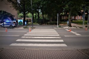 zdjęcie oznakowanego przejścia dla pieszych w centrum Mikołowa, na drodze rozstawione pachołki