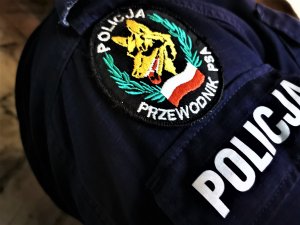 fragment policyjnego munduru z naszywką &quot;Przewodnik psa&quot;