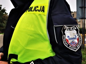 zbliżenie na fragment munduru policjanta drogówki i naszywkę