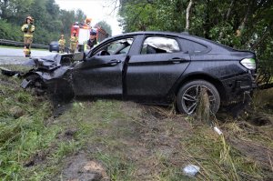 stojący w rowie rozbity samochdów marki bmw