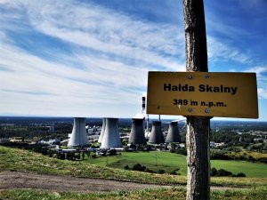 tabliczka HAŁDA &quot;SKALNY&quot; 389 metrów nad poziomem morza, w tle panorama Łazisk Górnych i kominy huty