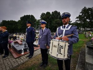 na zdjęciu widać trzech umundurowanych policjantów