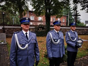 trzech umundurowanych policjantów