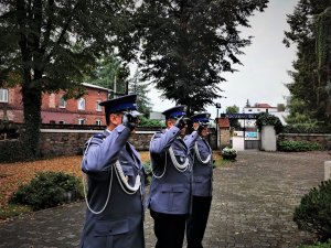 umundurowani policjanci oddają hołd poległym mundurowym