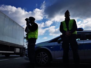 dwóch policjantów ruchu drogowego w trakcie statycznego pomiaru prędkości w Mikołowie na drodze krajowej numer 44