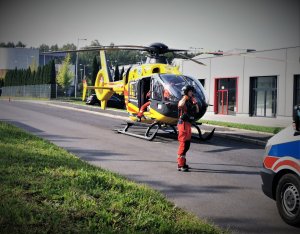 helokopter pogotowia ratunkowego, przed nim pilotka w kasku