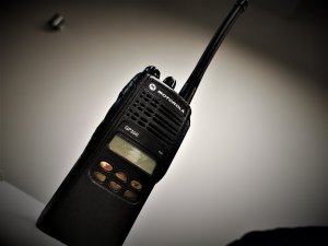 policyjny sprzęt do komunikacji - radiotelefon