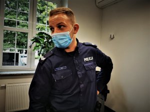 dzielnicowy Sebastian Kapias, policjant ma założoną na nosie i ustach maseczkę ochronną