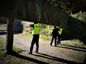 policjanci strzelają do tarcz w obecności instruktora. Scena ma miejsce na strzelnicy w Żorach