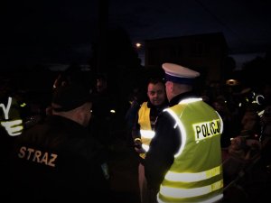 na zdjęciu widać 3 osoby: policjanta drogówki, strażaka ochotnika oraz dziennikarza radia