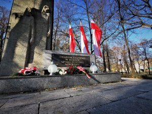 Pomnik Ofiar Faszyzmu w centrum Mikołowa, powiewają flagi państwowej