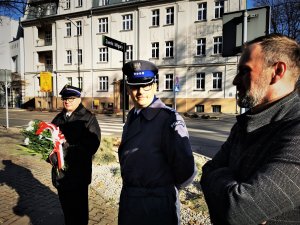 Komendant Powiatowy Policji w Mikołowie w mundurze galowym stoi wraz z samorządowcami