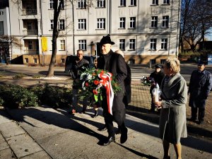 centrum miasta, przedstawiciele mikołowskiego samorządu idą w kierunku pomnika