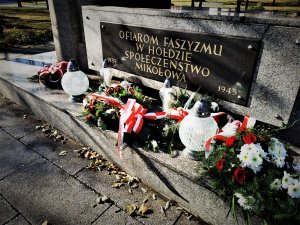 zbliżenie na płytę pomnika z napisem : Ofiarom Faszyzmu Społeczeństwo Mikołowa