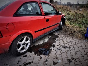 fragment lewej częsci samochodu osobowego koloru czerwonego, który brał udział w  wypadku