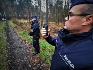 dwóch policjantów prewencji, jeden z nich trzyma radiotelefon