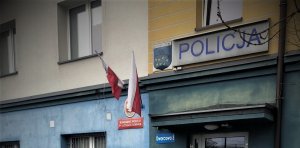 zbliżenie na napis POLICJA w budynku Komisariatu Policji w łaziskach Górnych