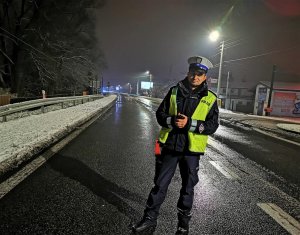 policjant ruchu drogowego w odblaskowej kamizelce na drodze krajowej nr 44  w Mikołowie