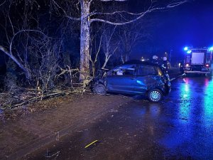 samochód, który rozbił się o drzewo, pora wieczorna, jest ciemno