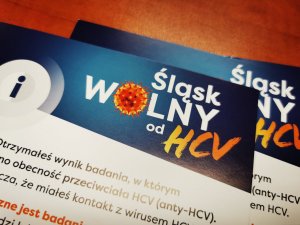 zbliżenie na ulotki informacyjne kampanii &quot;Śląsk wolny od HCV&quot;