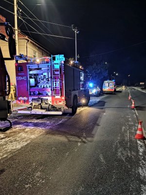 ulica, wóz straży pożarnej, Policji i karetka pogotowia