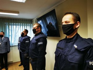 zbliżenie na stojących w szeregu nowych policjantów, sala odpraw w budynku mikołowskiej komendy