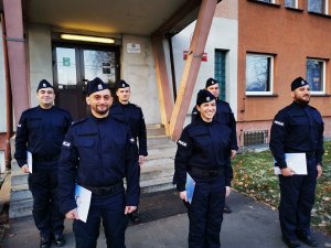 stojący przed budynkiem mikołowskiej komendy nowo przyjęci policjanci