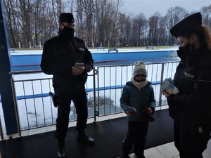 policjantka i policjant rozmawiają z małą dziewczynką