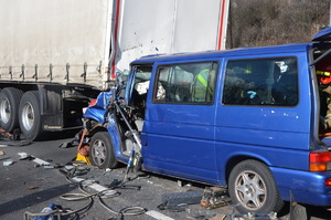 dwa rozbite podczas wypadku samochody. Naczepa ciężarówki oraz niebieski volkswagen