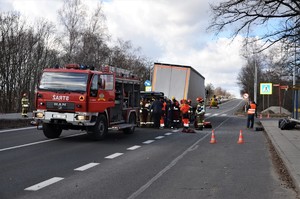 trasa szybkiego ruchu, wóz straży pożarnej oraz rozbite podczas wypadku samochody