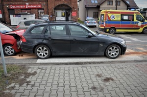 rozbite podczas kolizji BMW, w tle budynki