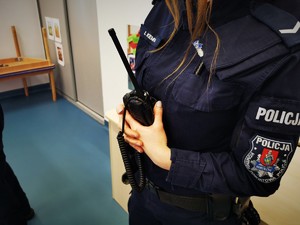 policjantka trzyma w dłoni radiotelefon