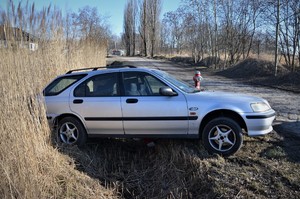 samochód osobowy koloru srebrnego po kolizji z hydrantem