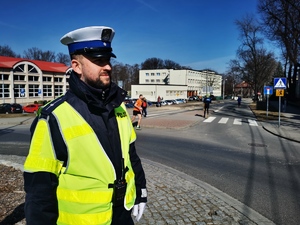 jeden z policjantów drogówki stoi na środku &quot;ronda&quot; i zabezpiecza bieg