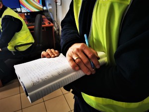 policjanci drogówki w odblaskowych kamizelkach w trakcie odprawy do zabezpieczenia