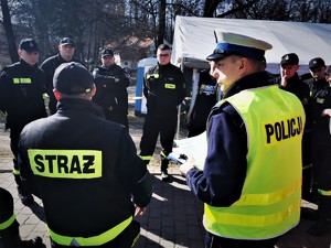 policjanci i strażacy-ochtonicy podczas zabezpieczenia biegu w centrum Mikołowa