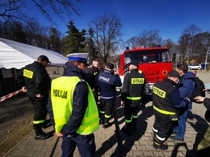 policjanci i strażacy-ochtonicy podczas zabezpieczenia biegu w centrum Mikołowa