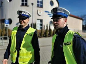 dwóch policjantów drogówki przed budynkiem aquaparku w centrum Mikołowa