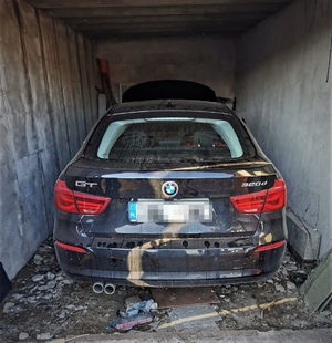 samochód marki BMW w garażu, kolor czarny