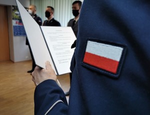 zbliżenie na naszywkę na mundurze - flaga Polski