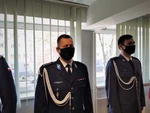 zastępca komendanta, obok kierownik, wszyscy są w mundurach galowych, mają założone maseczki