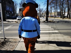 sierżant Hektor wraz z policjantką wchodzą na oznakowane przejście