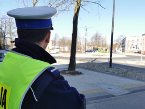 policjant ruchu drogowego stoi w rejonie przejścia dla pieszych w centrum Mikołowa