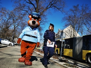 policyjna maskotka pozuje do zdjęcia, obok policjantka